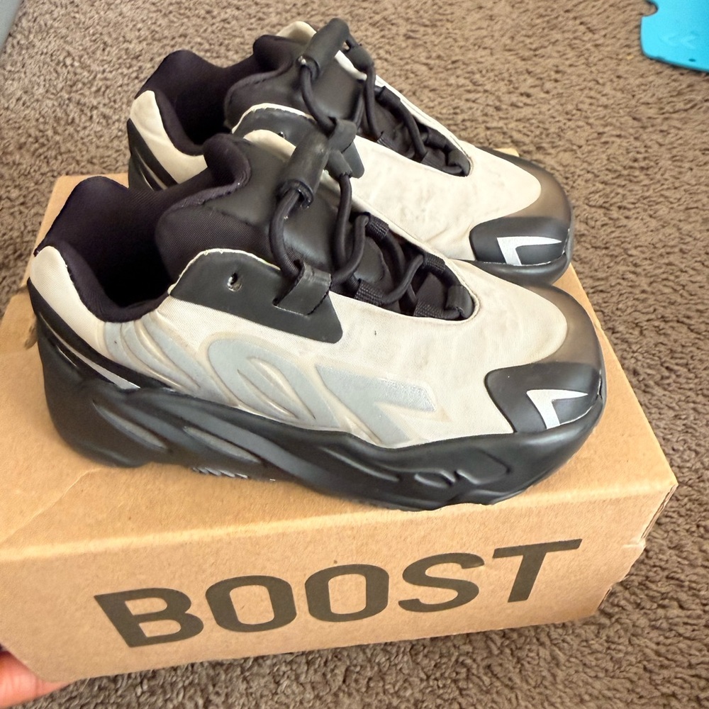 Adidas Yeezy 700